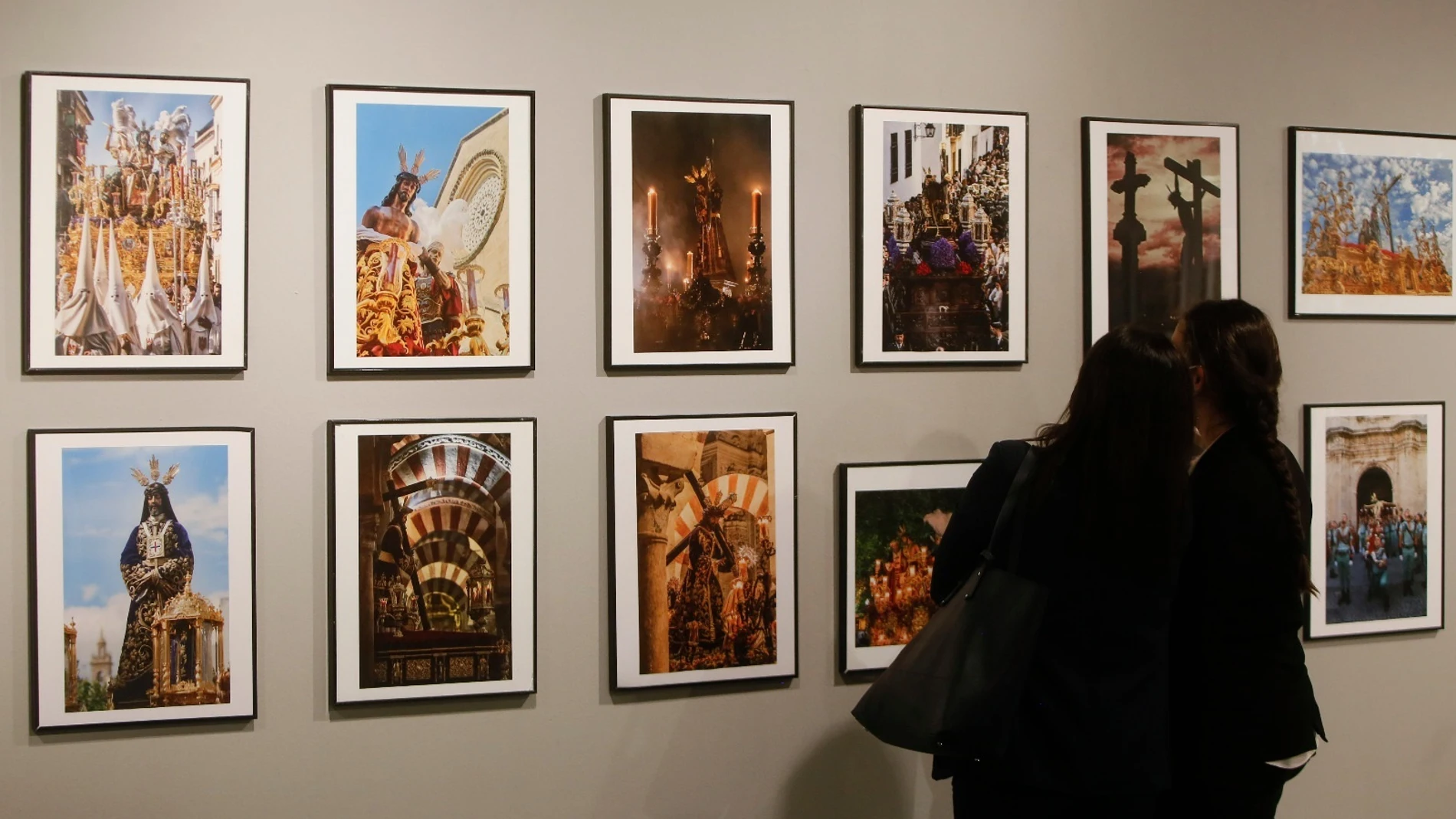 Dos mujeres visitan la exposición fotográfica cofrade
