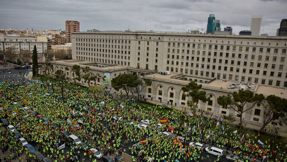 Vista general de los asistentes a una manifestación por el sector del transporte, en el Ministerio de Transportes, el 25 de marzo