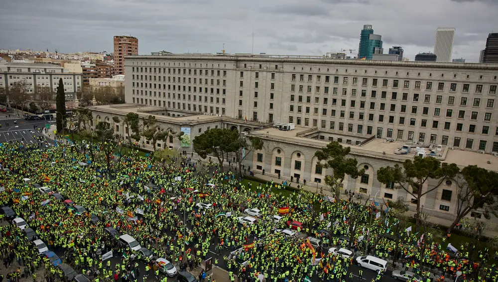 Vista general de los asistentes a una manifestación por el sector del transporte, en el Ministerio de Transportes, el 25 de marzo