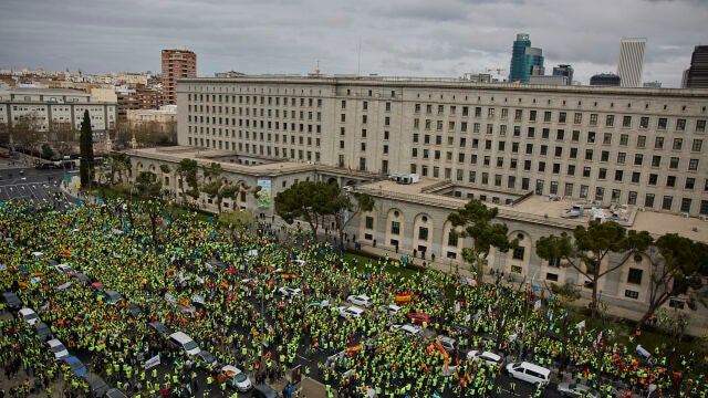 Vista general de los asistentes a una manifestación por el sector del transporte, en el Ministerio de Transportes, el 25 de marzo