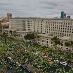 Vista general de los asistentes a una manifestación por el sector del transporte, en el Ministerio de Transportes, el 25 de marzo