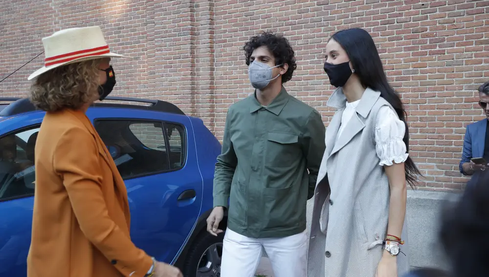 La infanta Elena saluda a su hija, Victoria Federica, y a Tomás Páramo