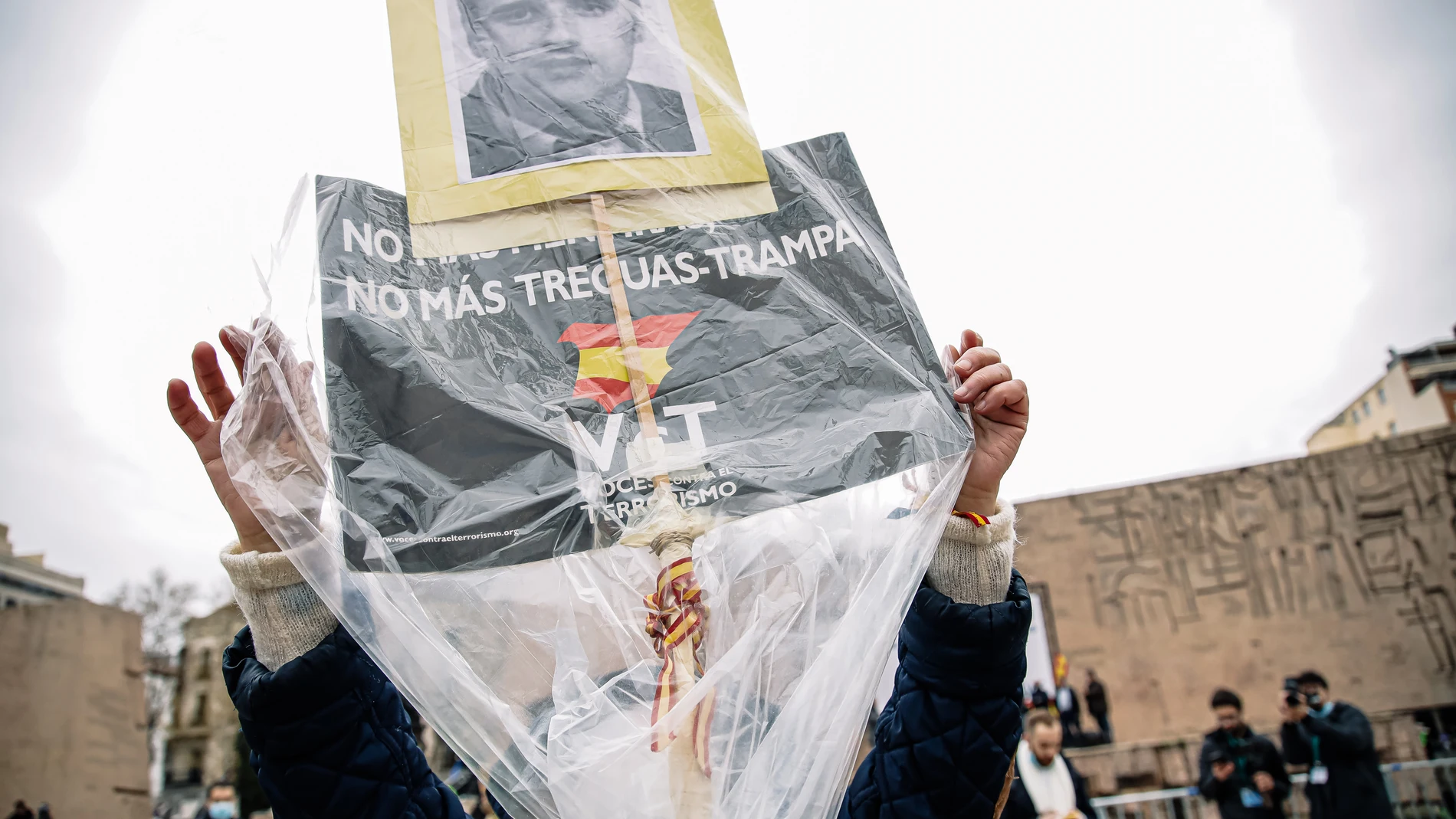 Una persona sostiene una pancarta con la imagen de Miguel Ángel Blanco, asesinado por ETA