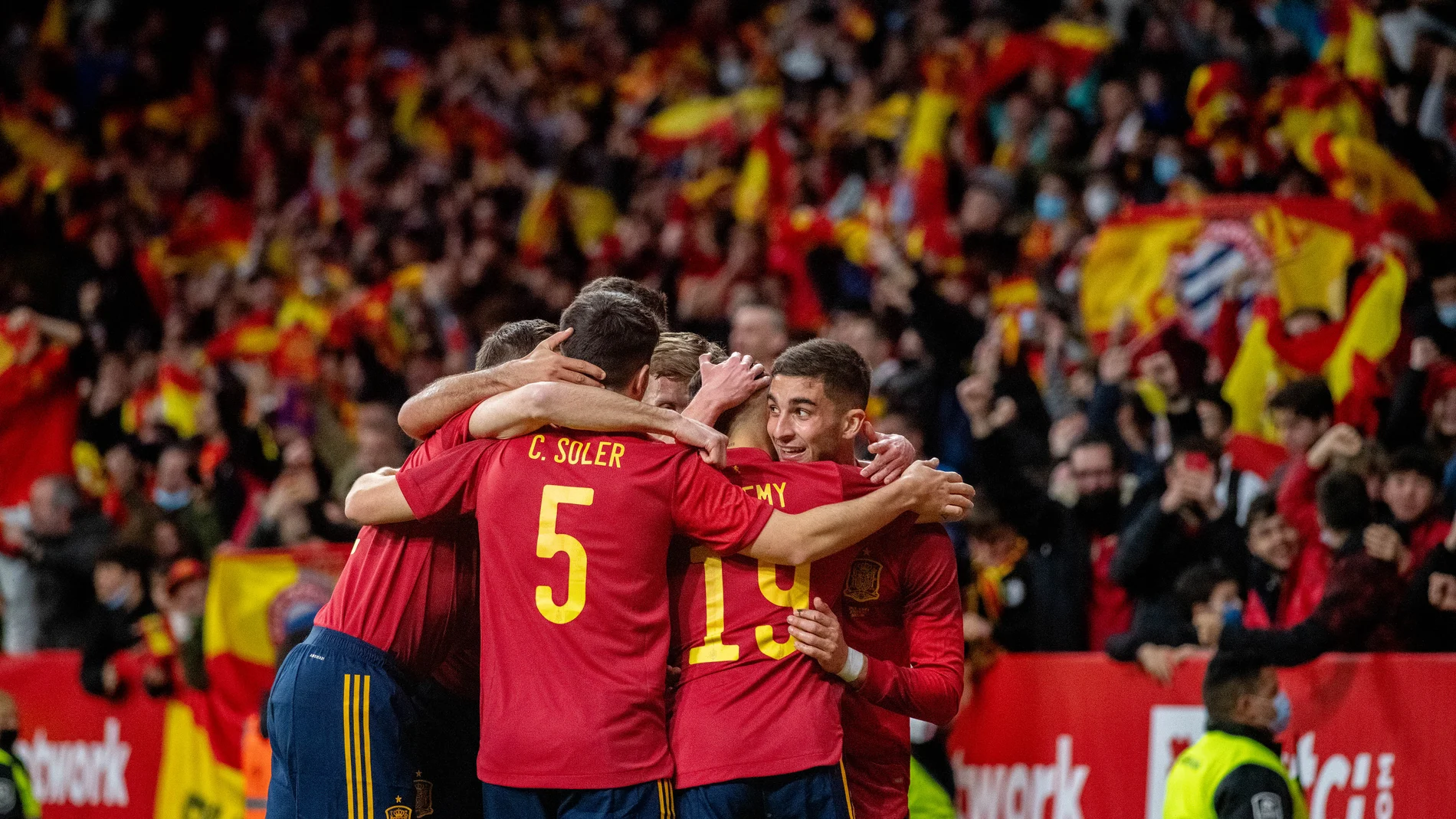 España se marcha de Barcelona con el ánimo cargado, con el cariño de una afición que no está acostumbrada a verla.