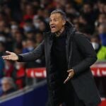 Luis Enrique da órdenes durante el amistoso ante Albania