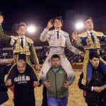 Los diestros (i-d) Julián López El Juli, el peruano Andrés Roca Rey y Tomás Rufo salen a hombros por la puerta grande en Castellón