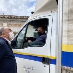 El presidente de la Diputación de Segovia, Miguel Ángel de Vicente, conversa con un vendedor ambulante