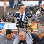 CASTELLÓN DE LA PLANA, 27/03/2022.- El diestro José María Manzanares sale a hombros tras el sexto festejo de la Feria de la Magdalena 2022, con toros de Jandilla, este domingo en la plaza de Toros de Castellón.-EFE/Domenech Castelló
