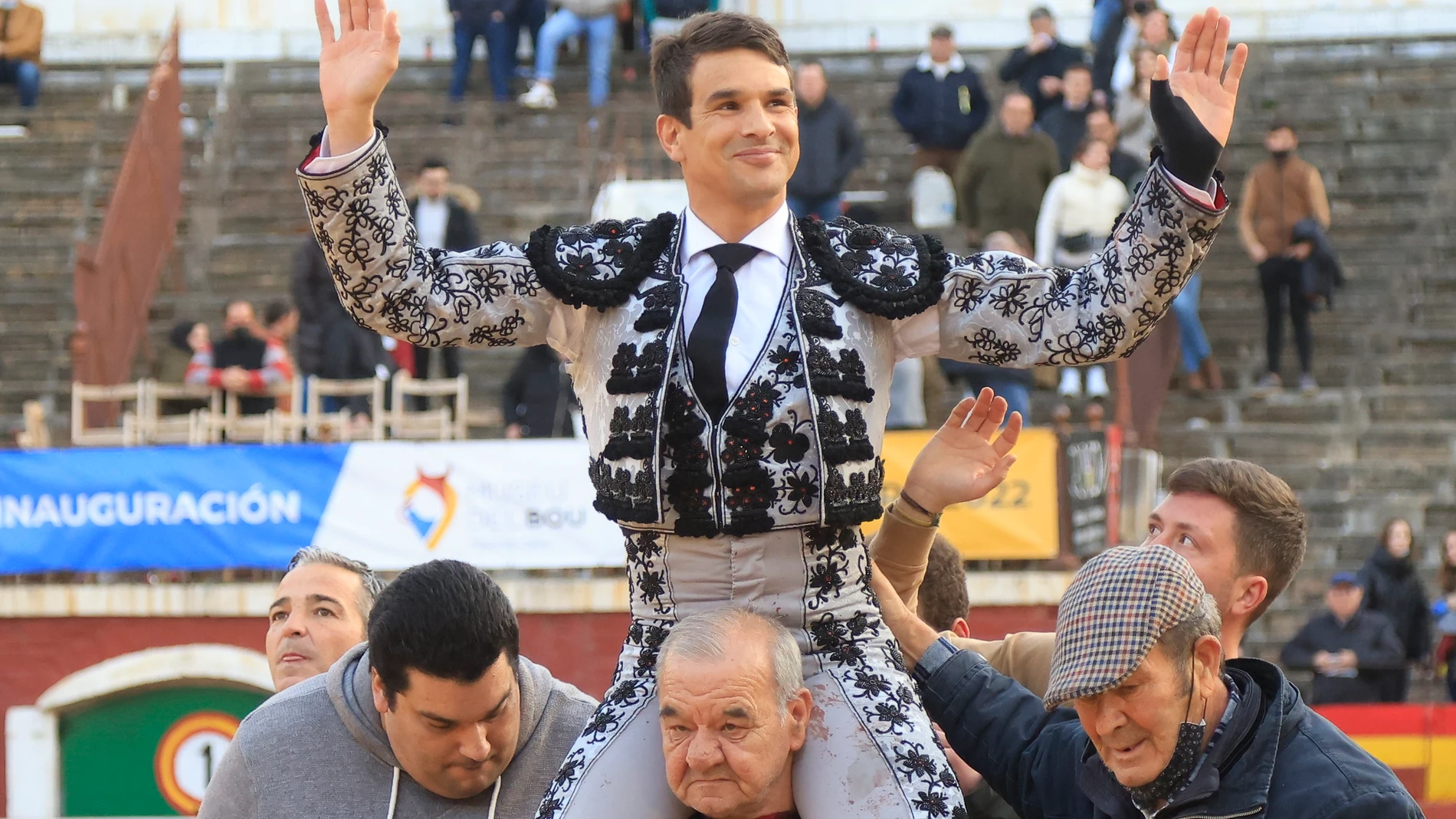 CASTELLÓN DE LA PLANA, 27/03/2022.- El diestro José María Manzanares sale a hombros tras el sexto festejo de la Feria de la Magdalena 2022, con toros de Jandilla, este domingo en la plaza de Toros de Castellón.-EFE/Domenech Castelló