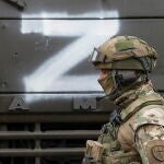Un soldado ruso frente a un carro de combate con la letra Z, símbolo de las fuerzas rusas, en la república popular de Lugansk