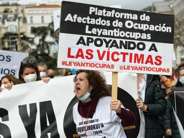 Una mujer, con un chaleco que pone 'Soy víctima de inquilino okupa' grita en la concentración en apoyo a los afectados por la okupación, a 27 de marzo de 2022, en Madrid (España) Una mujer, con un chaleco que pone 'Soy víctima de inquilino okupa' grita en la concentración en apoyo a los afectados por la okupación, a 27 de marzo de 2022, en Madrid (España)