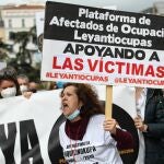 Una mujer, con un chaleco que pone 'Soy víctima de inquilino okupa' grita en la concentración en apoyo a los afectados por la okupación, a 27 de marzo de 2022, en Madrid (España)