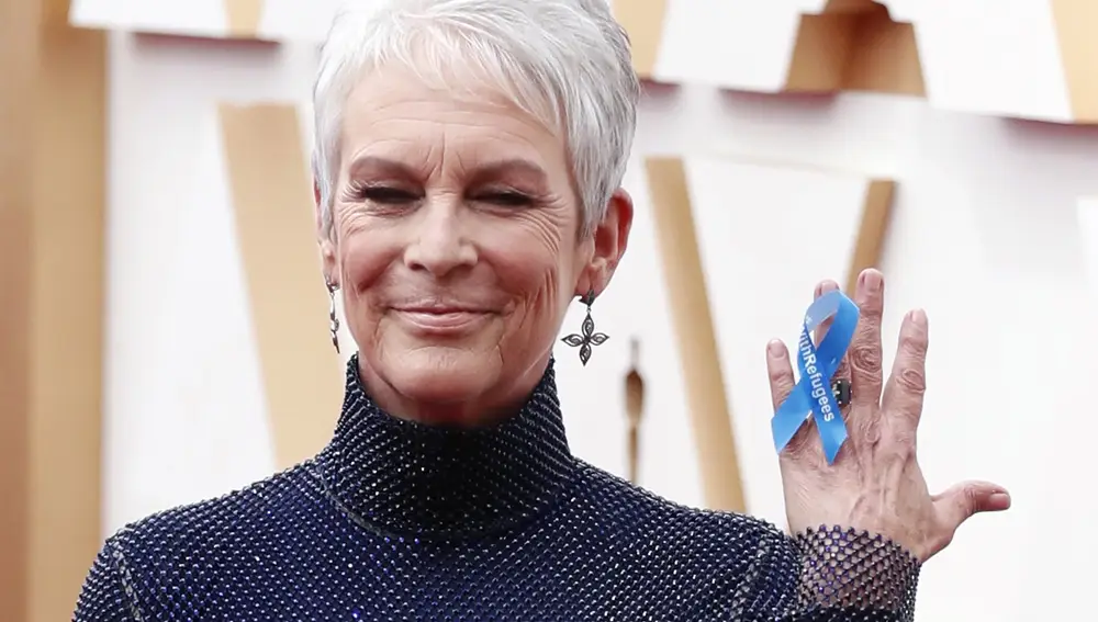 Jamie Lee Curtis lleva un lazo azul que dice "con los refugiados" en apoyo a Ucrania