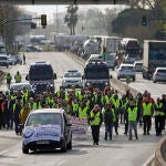 Un grupo de transportistas autónomos que rechazan el acuerdo alcanzado por el Gobierno con el Comité Estatal de Transporte por Carretera para rebajar el precio del combustible corta de nuevo este lunes la Ronda Litoral de Barcelona