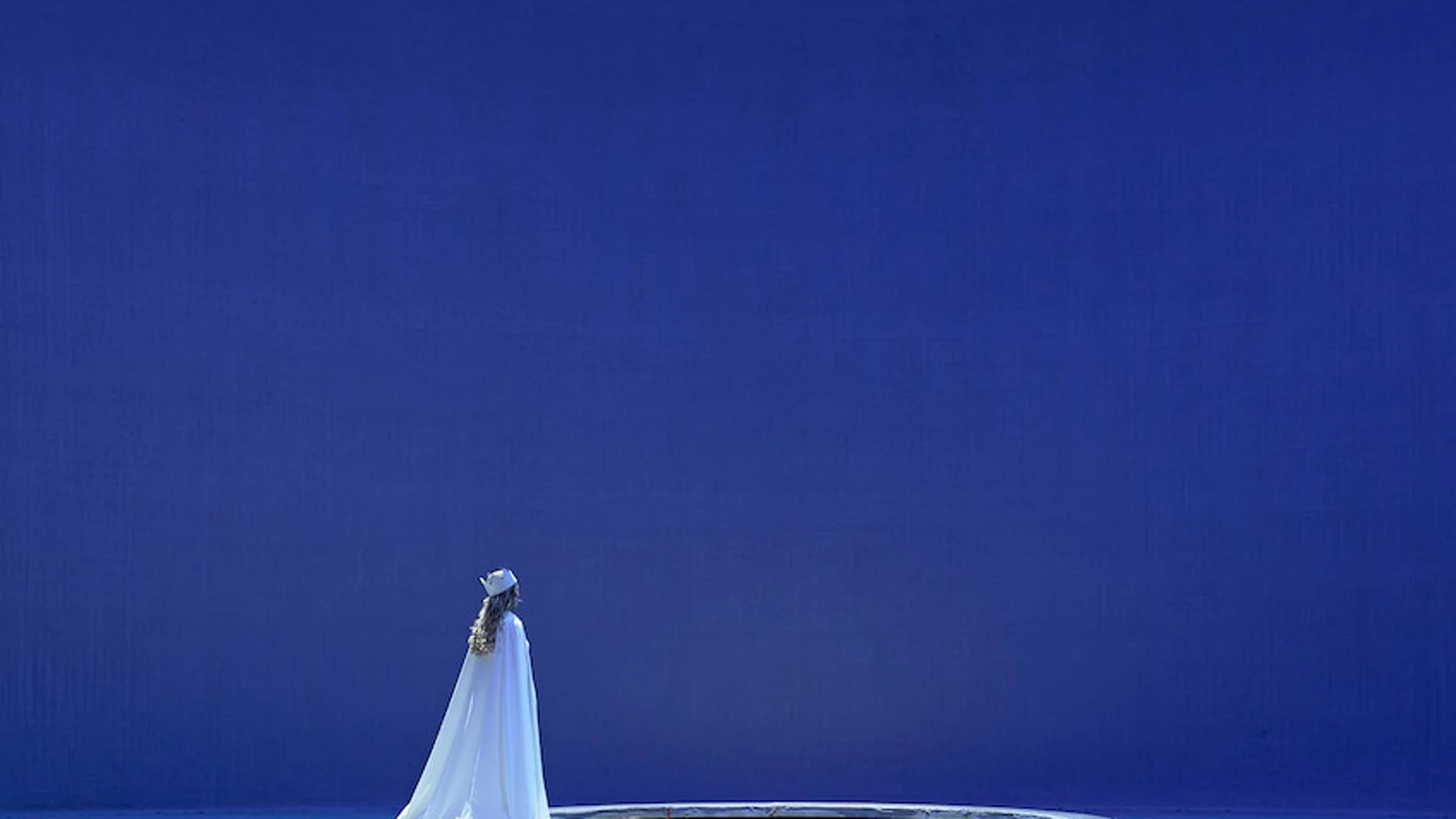 La escenografía contiene un pozo circular que sirve como eje de la acción