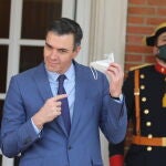 El presidente del Gobierno, Pedro Sánchez, a su llegada para recibir al presidente de Costa Rica, Carlos Alvarado