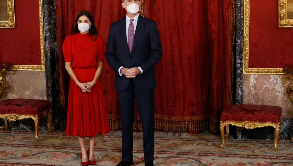 Los Reyes Felipe y Letizia esperan al presidente de Costa Rica, Carlos Alvarado Quesada, y la primera dama Claudia Dobles antes de celebrar un almuerzo oficial como bienvenida en el Palacio Real