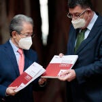 El síndic de Greuges, Ángel Luna, le entrega la memoria anual de esta entidad al president de Les Corts Valencianes, Enric Morera