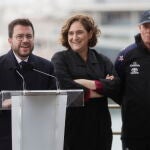 El presidente de la Generalitat ,Pere Aragonès, la alcaldesa de Barcelona, Ada Colau, y el director general del Emirates Team New Zealand, Grant Dalton