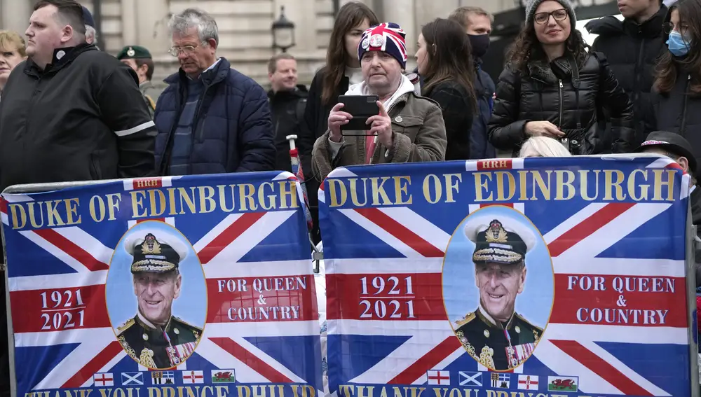 Curiosos, esperando la llegada esta mañana de los invitados a la abadía de Westminster. (AP Photo/Frank Augstein)