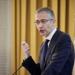 El gobernador del Banco de España, Pablo Hernández de Cos, interviene en un desayuno informativo