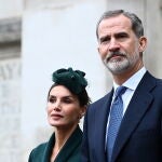 Los Reyes Felipe y Letizia en la Abadía de Westminster, tras el homenaje al duque de Edimburgo