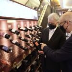 El viceconsejero de Desarrollo Rural en funciones, Jorge Llorente, visita la promoción vitivinícola de Tierra de Sabor en la tienda Lavinia.