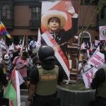 Partidarios del presidente de Perú, Pedro Castillo, se reúnen frente al Congreso donde los legisladores votaron a favor de proceder con el proceso de juicio político contra Castillo, en Lima, Perú, el lunes 28 de marzo de 2022. (Foto AP/Martin Mejia)