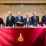 Zarzalejos, López Garrido, Manuel Pizarro, que presidió el acto, Manuel Aragón, y los autores Fernández-Fontecha y Cazorla, ayer en la Academia de la Jurisprudencia