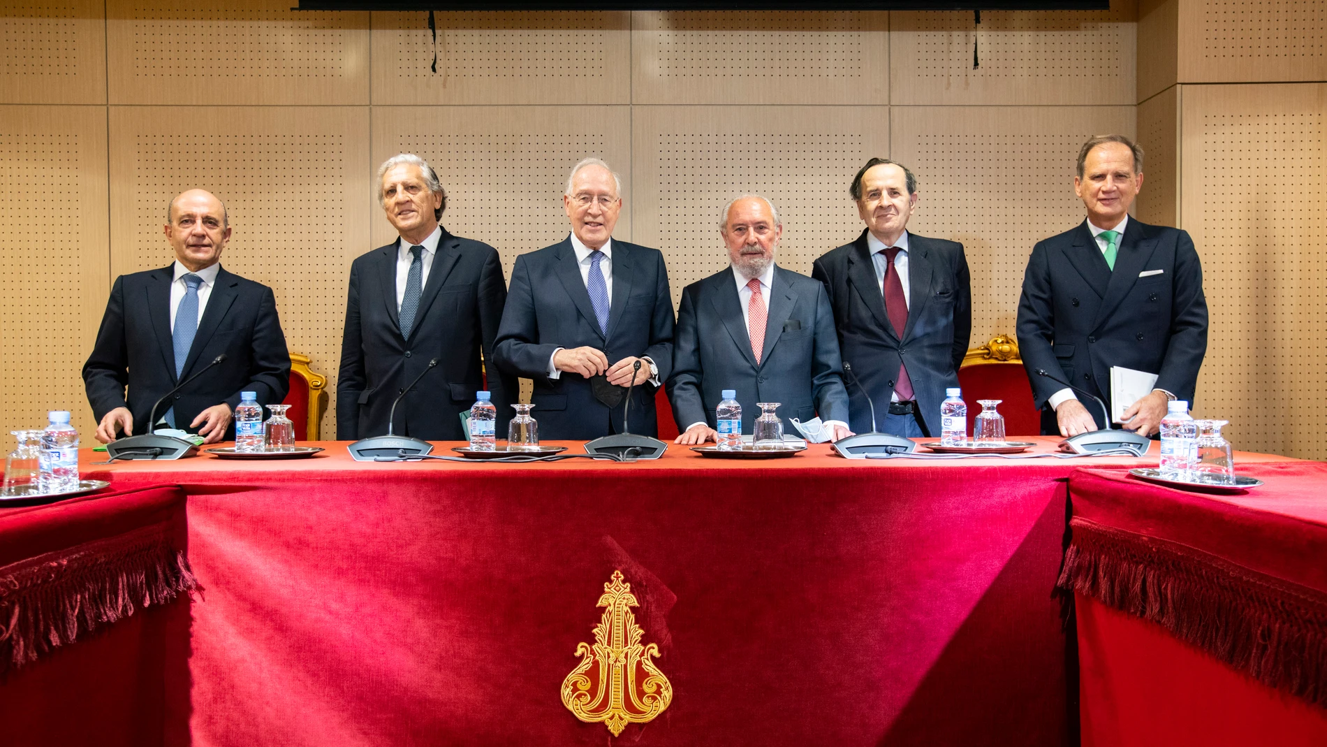 Zarzalejos, López Garrido, Manuel Pizarro, que presidió el acto, Manuel Aragón, y los autores Fernández-Fontecha y Cazorla, ayer en la Academia de la Jurisprudencia