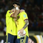 James Rodríguez y Luis Díaz se abrazan en el partido ante Venezuela