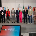 Foto de familia de los galardonados y las autoridades