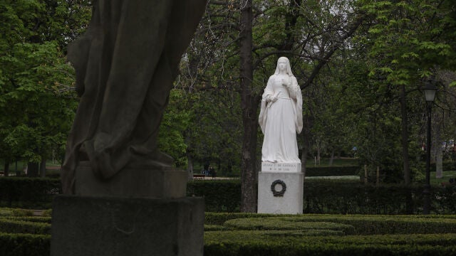 Juana de Castilla luce ya en su pedestal en el Paseo de Argentina del Real Parque de El Retiro