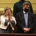 El padre de Diana Quer, Juan Carlos Quer, y la madre de Marta Calvo, Marisol Burón en la sesión plenaria del Congreso de los Diputados