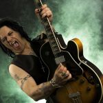 Star Mafia Boy cogió su guitarra