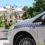 Coche de la Policía Local de Linares frente al Consistorio AYUNTAMIENTO DE LINARES