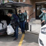 LAS ROZAS (C. DE MADRID), 31/03/2022.- La Guardia Civil y la Policía Local de Las Rozas (Madrid) buscan la mochila con la que el menor de 15 años detenido como presunto autor de la muerte de una mujer de 41, pareja de su abuelo, se fue del domicilio familiar en este municipio, donde el cadáver de la víctima apareció en una bañera. En la imagen, agentes de la Guardia Civil a las puertas del inmueble. EFE/Rodrigo Jiménez