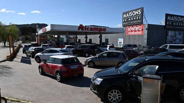 Coches hacen cola ante una estación de servicio en la localidad madrileña de Alcalá de Henares, este viernes