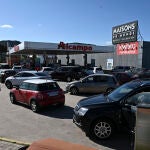 Coches hacen cola ante una estación de servicio en la localidad madrileña de Alcalá de Henares, este viernes