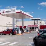 Varios coches repostan en una gasolinera el día en que entró en vigor la rebaja de 20 céntimos en el litro de los combustibles