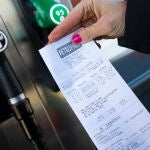 Imagen de la factura por repostar en un gasolinera tras la entrada en vigor del descuento de 20 céntimos por litro de carburante