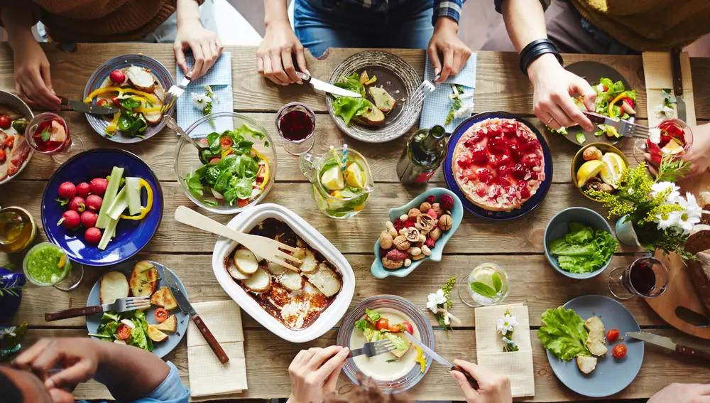 Mesa con comida vegetariana y vegana.