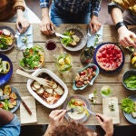 Mesa con comida vegetariana y vegana.