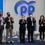 SEVILLA, 01/04/2022.- El presidente Galicia, Alberto Núñez Feijóo (i); el de Andalucía, Juanma Moreno (2i); el de Murcia, Fernando López Miras; la presidenta de la Comundiad de Madrid, Isabel Díaz Ayuso, y el de Castilla y León, Alfonso Fernández Mañueco, durante el XX Congreso Nacional del partido en Sevilla que comienza este viernes y que elegirá por aclamación a su nuevo presidente. EFE/ Julio Muñoz