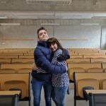 Cati y su hijo en la facultad donde David estudia Derecho y Administración de Empresas