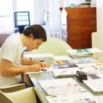 Jaime con uno de sus dibujos