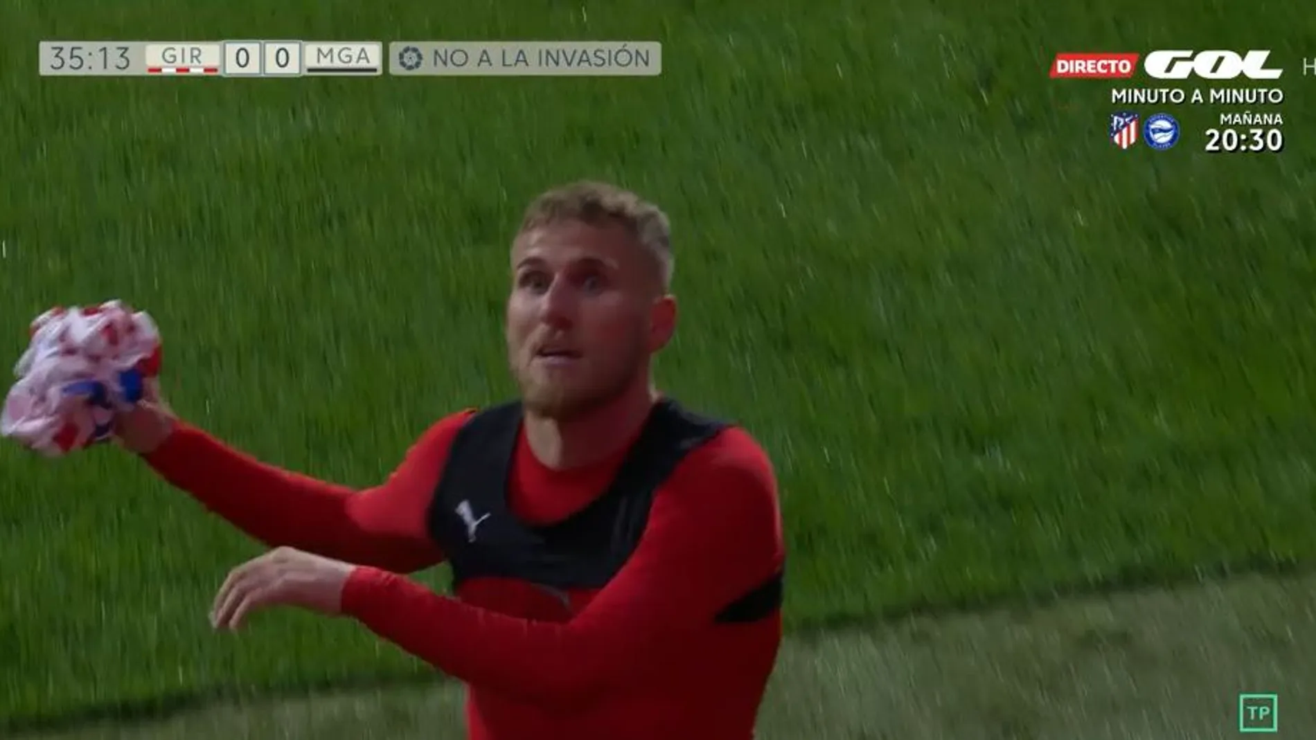 Samu Saiz lanza su camiseta tras ser sustituido