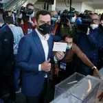 El político del Partido Popular y presidente de la Junta de Andalucía, Juanma Moreno, vota para elegir al nuevo presidente del partido durante la segunda jornada del XX Congreso Nacional del PP que se celebra en Sevilla. EFE/Julio Muñoz