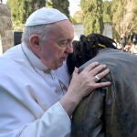 El Papa con uno de los emigrantes en Malta