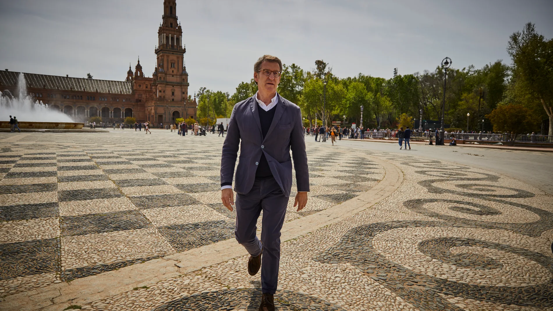 Alberto Nuñez Feijoo pasea por la Plaza de Epaña en Sevilla Alberto Nuñez Feijóo preside la reunión del nuevo Comité Ejecutivo Nacional del PP. Asisten Isabel Diaz Ayuso, Juanma Moreno, Cuca Gamarra y Elias Bendodo